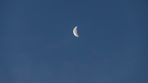 Бесплатное стоковое фото с вечер, голубое небо, луна