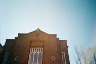 在晴朗的蓝天下，多伦多一座历史悠久的教堂立面被拍摄下来，展现了其建筑设计