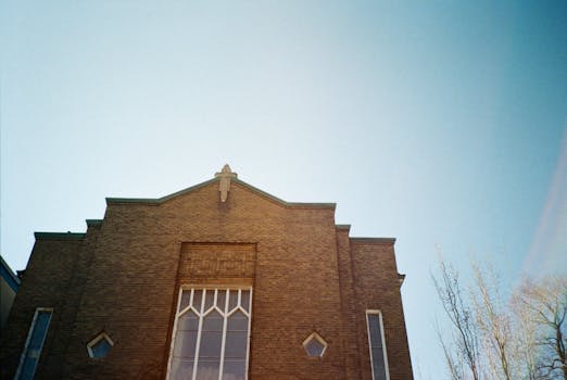 在晴朗的蓝天下，多伦多一座历史悠久的教堂立面被拍摄下来，展现了其建筑设计