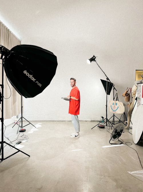 Základová fotografie zdarma na téma bílé pozadí, červené tričko, lampa