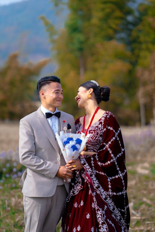 Kostenloses Stock Foto zu asiatische frau, blumenstrauß, bräutigam