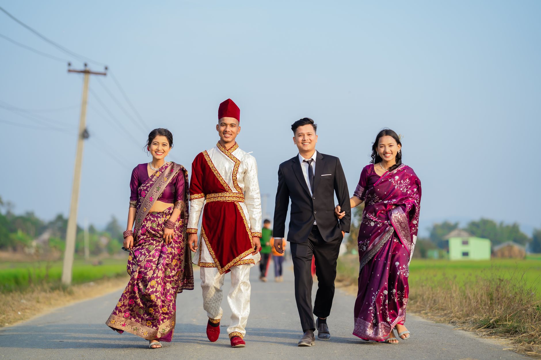 အားကစားဆိုင်အတွင်း ကစားသမားတစ်ဦးက ဘောလုံးဖိနပ်ဝတ်ပြီး ဖနောင့်လွတ်မှုနှင့် ခြေချောင်းနေရာကို စမ်းသပ်နေသည့် မြင်ကွင်း
