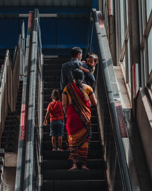 Základová fotografie zdarma na téma eskalátor, eskalátory, indiánské rodiny
