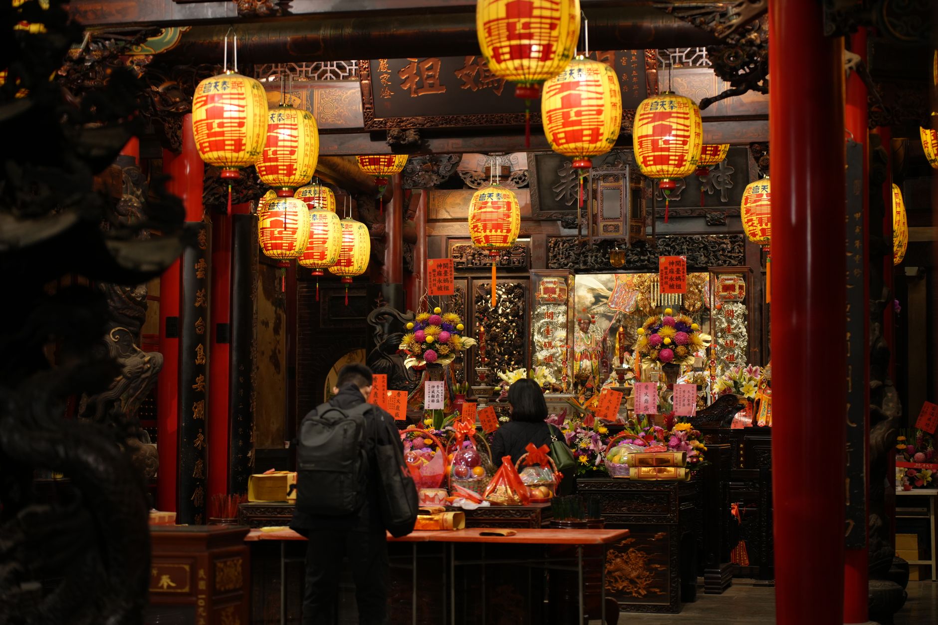 宜蘭宗教文化景點全覽:廟宇、教堂與信仰路線的實用旅行指南 Traditional Taiwanese temple interior decorated with lanterns and offerings, rich in cultural elements.