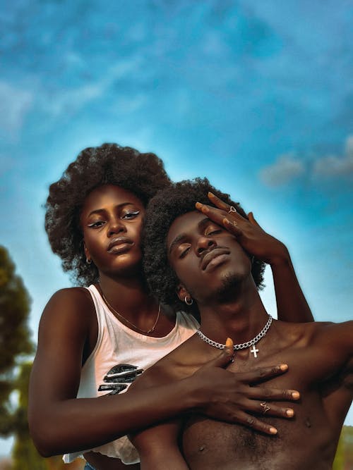 Photos gratuites de afro, arrière-plan bleu, couple