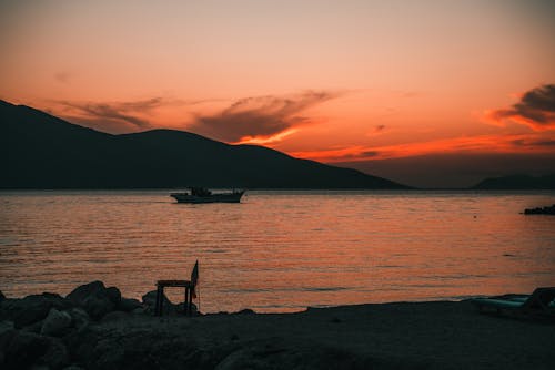 Foto profissional grátis de cair da noite, colina, embarcação