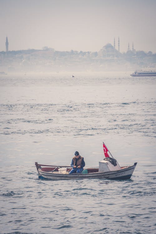 Foto d'estoc gratuïta de assegut, bandera turca, barca