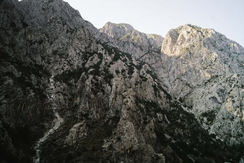 dağ silsilesi, dağlar, dik içeren Ücretsiz stok fotoğraf