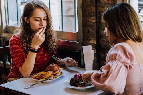 Foto stok gratis burger, duduk, garpu