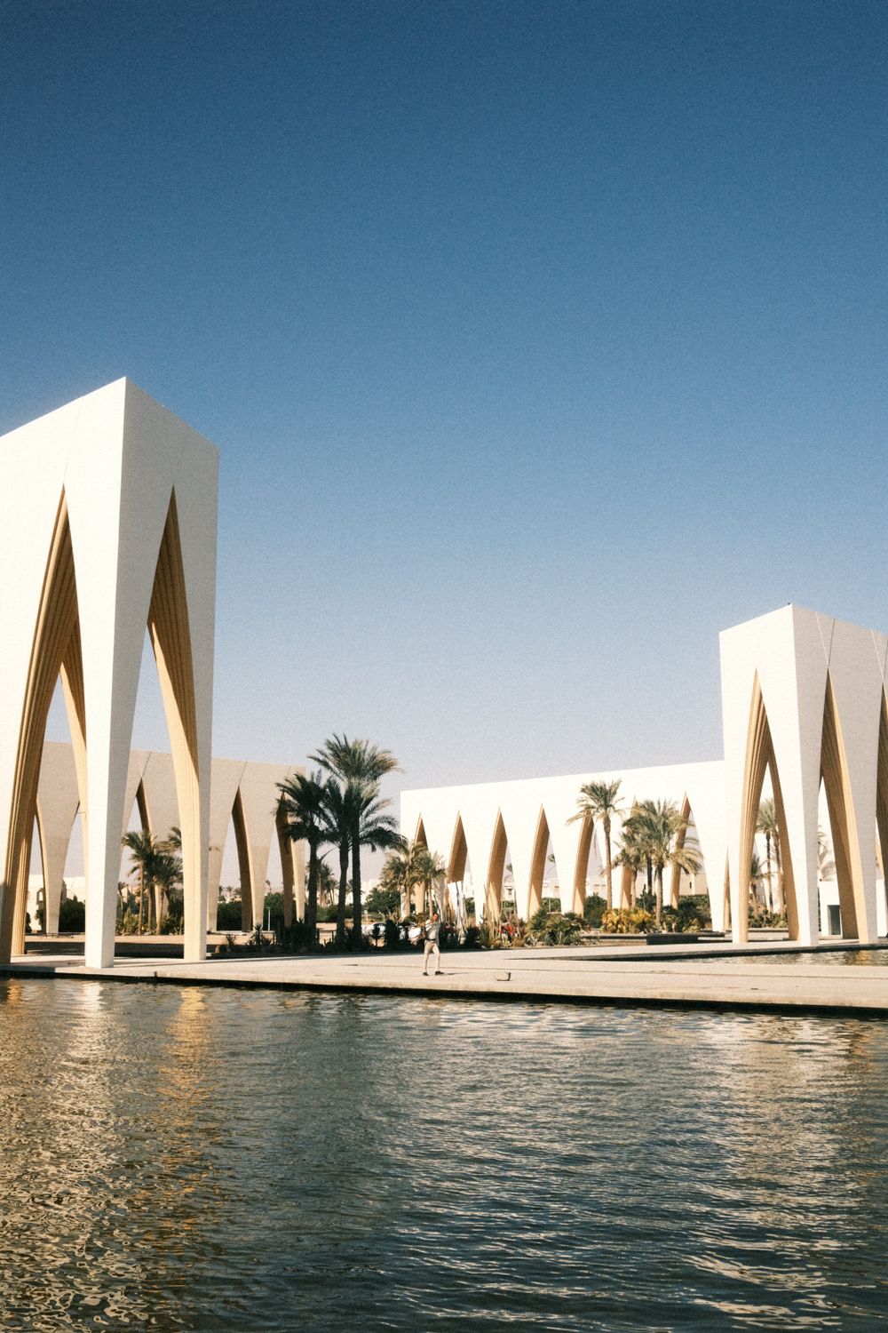 Markante helle Bögen am El Gouna Festival Plaza unter blauem Himmel