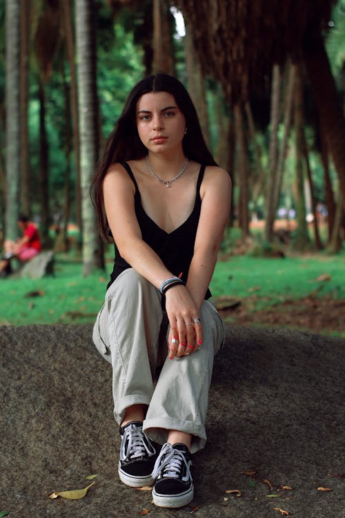 Foto profissional grátis de adolescente, ao ar livre, árvore