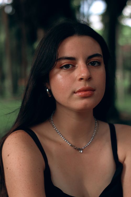 Free Elegant portrait of a young woman with natural beauty in São Paulo park. Stock Photo