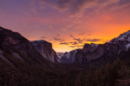 Free Stunning sunset over Yosemite Valley, showcasing vibrant sky and iconic rock formations. Stock Photo