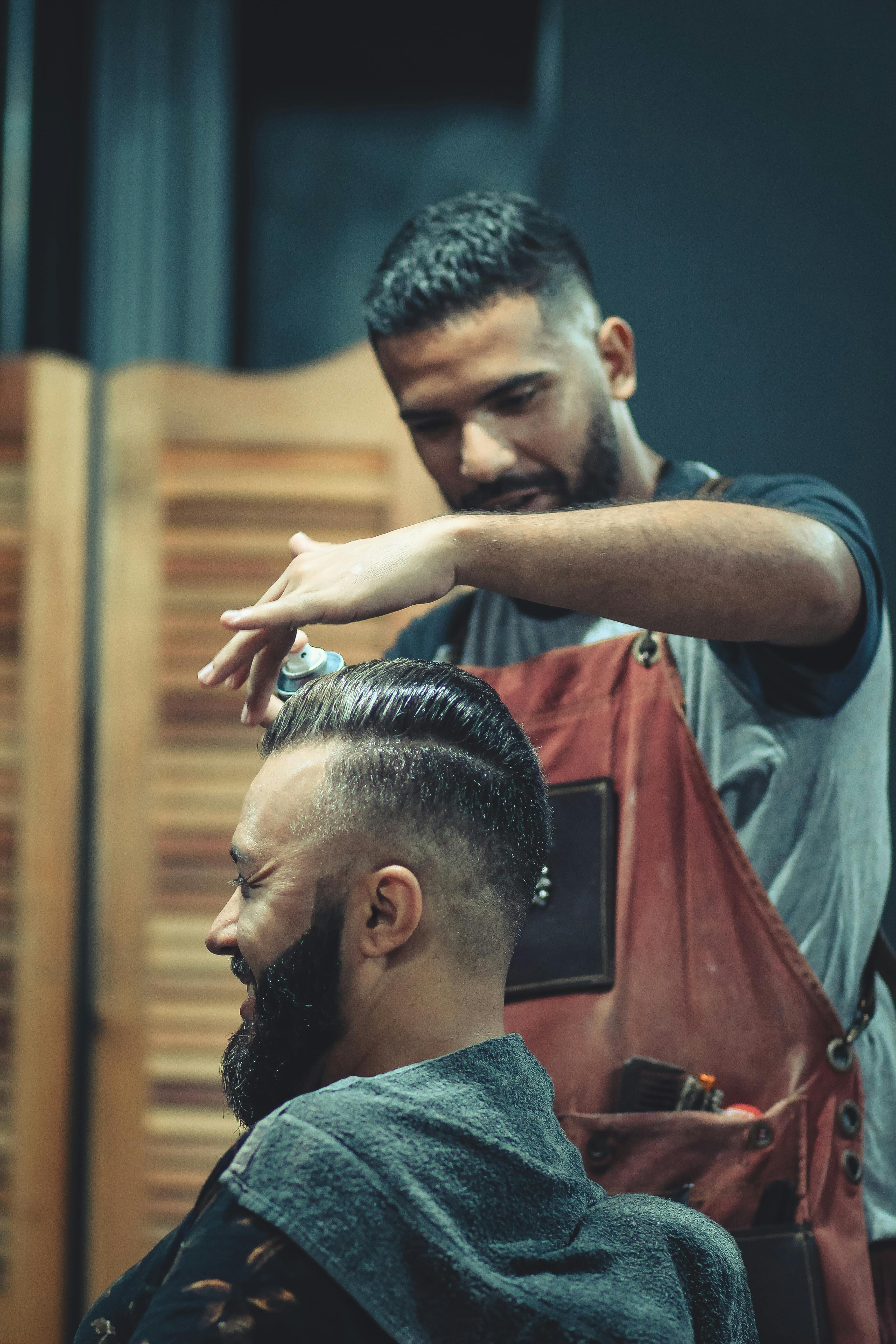 Barbería. El Hombre Se Corta El Pelo De La Barba. Barbero Recortando La  Barba Del Hombre Con Recortadora En Peluquería De Hombres. Alta Resolución  Fotos, retratos, imágenes y fotografía de archivo libres