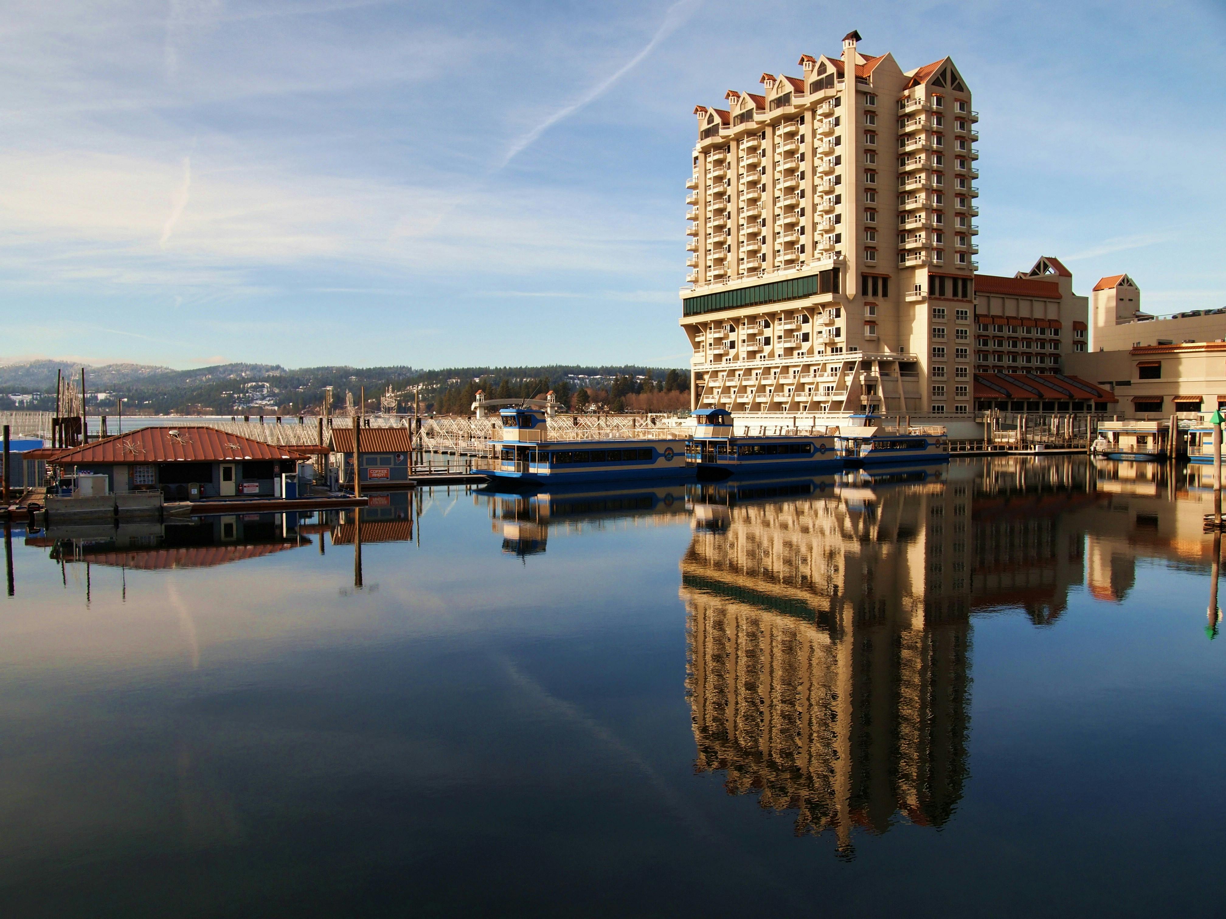 Scenic view of Coeur d'Alene Resort reflecting on calm lake waters in Idaho, USA.