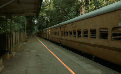 Kostenloses Stock Foto zu achtsames reisen, bahnhof, bahnsteig