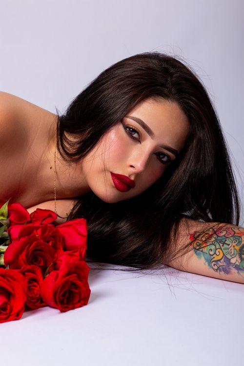 Free Elegant portrait of a woman lying with roses in San Felipe, Venezuela. Stock Photo