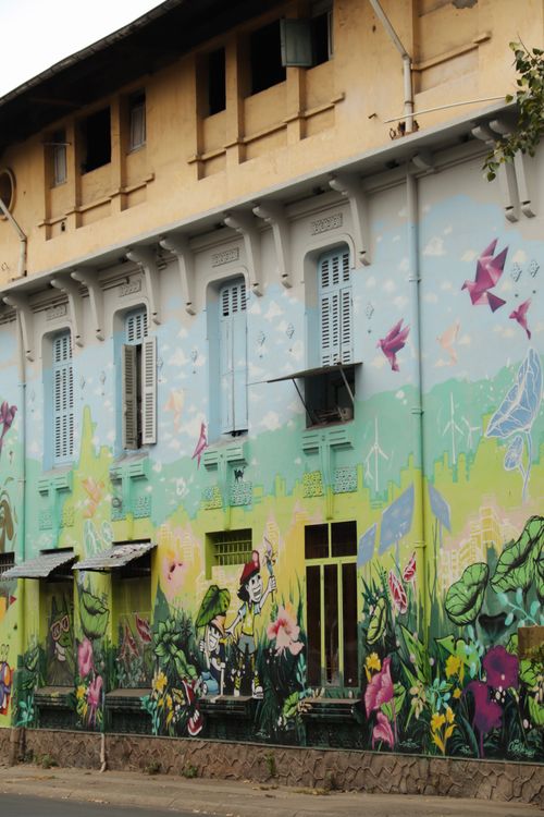 Free Vibrant mural art on a historic urban building facade, rich in detail and color. Stock Photo