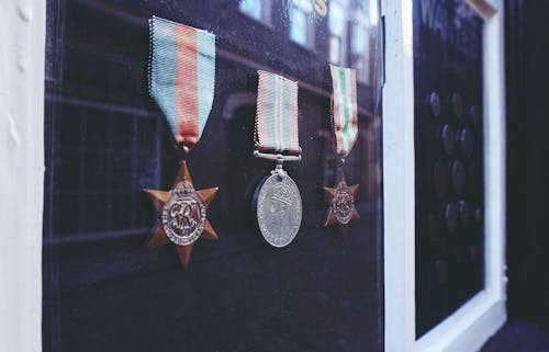 무료 유리 인클로저에있는 3 개의 메달 스톡 사진