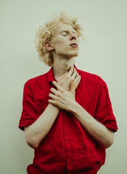 一位身着醒目红色衬衫的年轻白化病男子的表现主义肖像