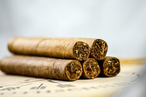Fünf Zigarren auf einer Holzkiste mit weißen Hintergrund