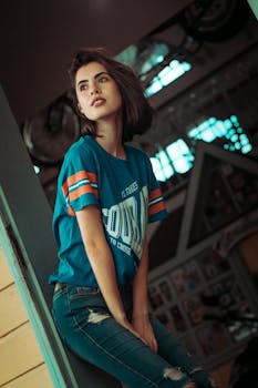 一位时尚女性身着休闲装在室内摆姿势，展现出充满活力的心情和现代时尚感