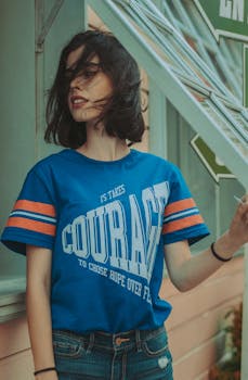 一位留着黑色短发的时尚女性，在户外以休闲别致的风格摆着姿势