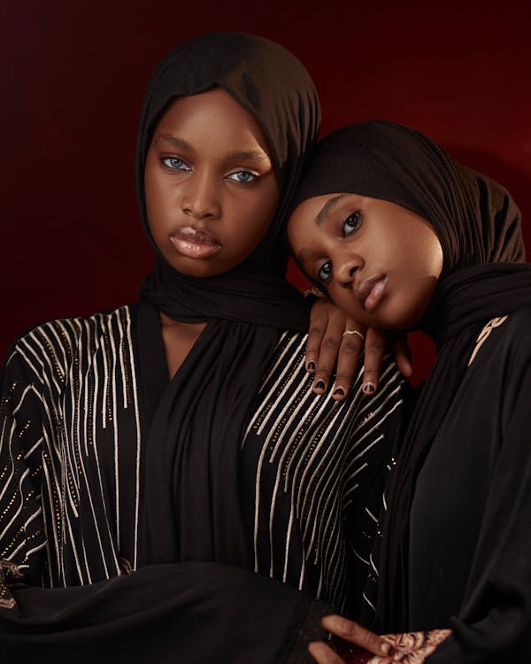 Foto profissional grátis de de pé, fotografia de moda, hijabs