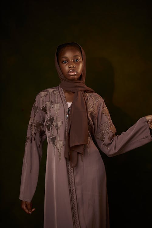 Gratis arkivbilde med afrikansk kvinne, aftenkjole, hijab