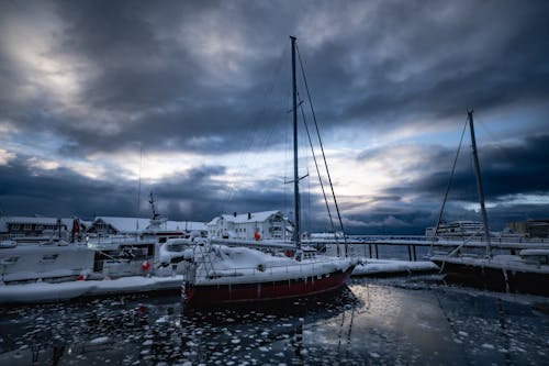 bulutlar, deniz aracı, gemiler içeren Ücretsiz stok fotoğraf