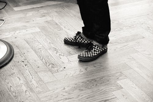 Darmowe zdjęcie z galerii z buty, czarno-biały, na stojąco