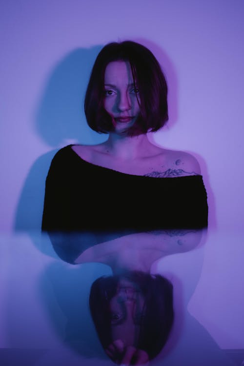 Foto d'estoc gratuïta de contemporani, dona, il luminació violeta