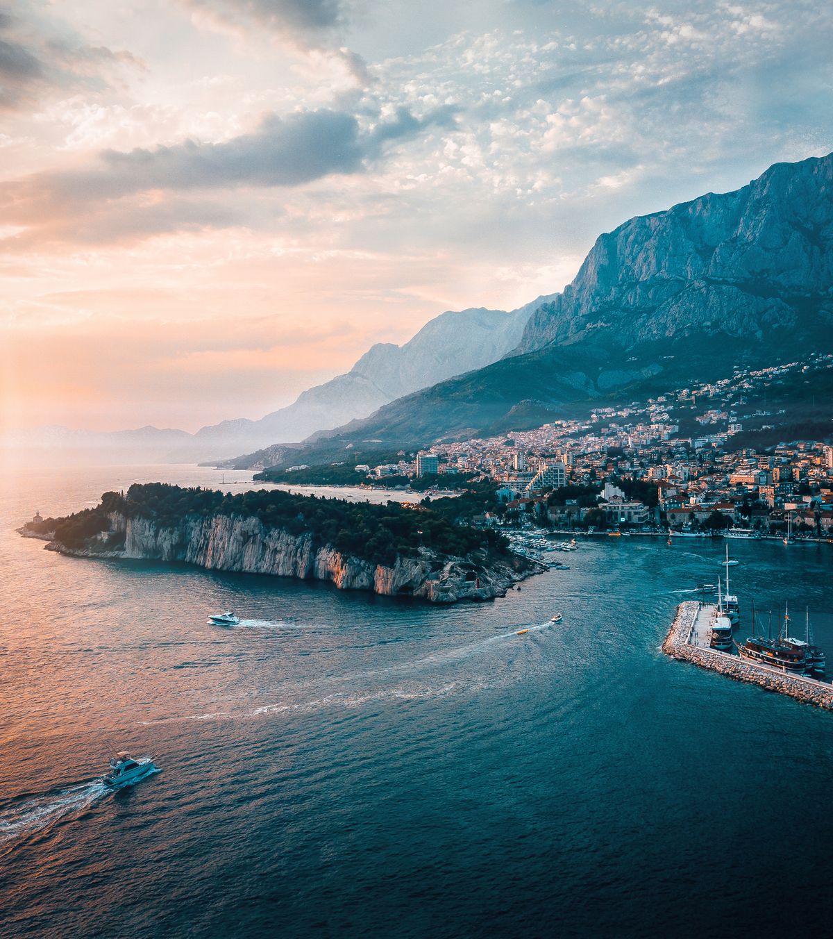 Makarska Riviera mit Strand und Biokovo Gebirge