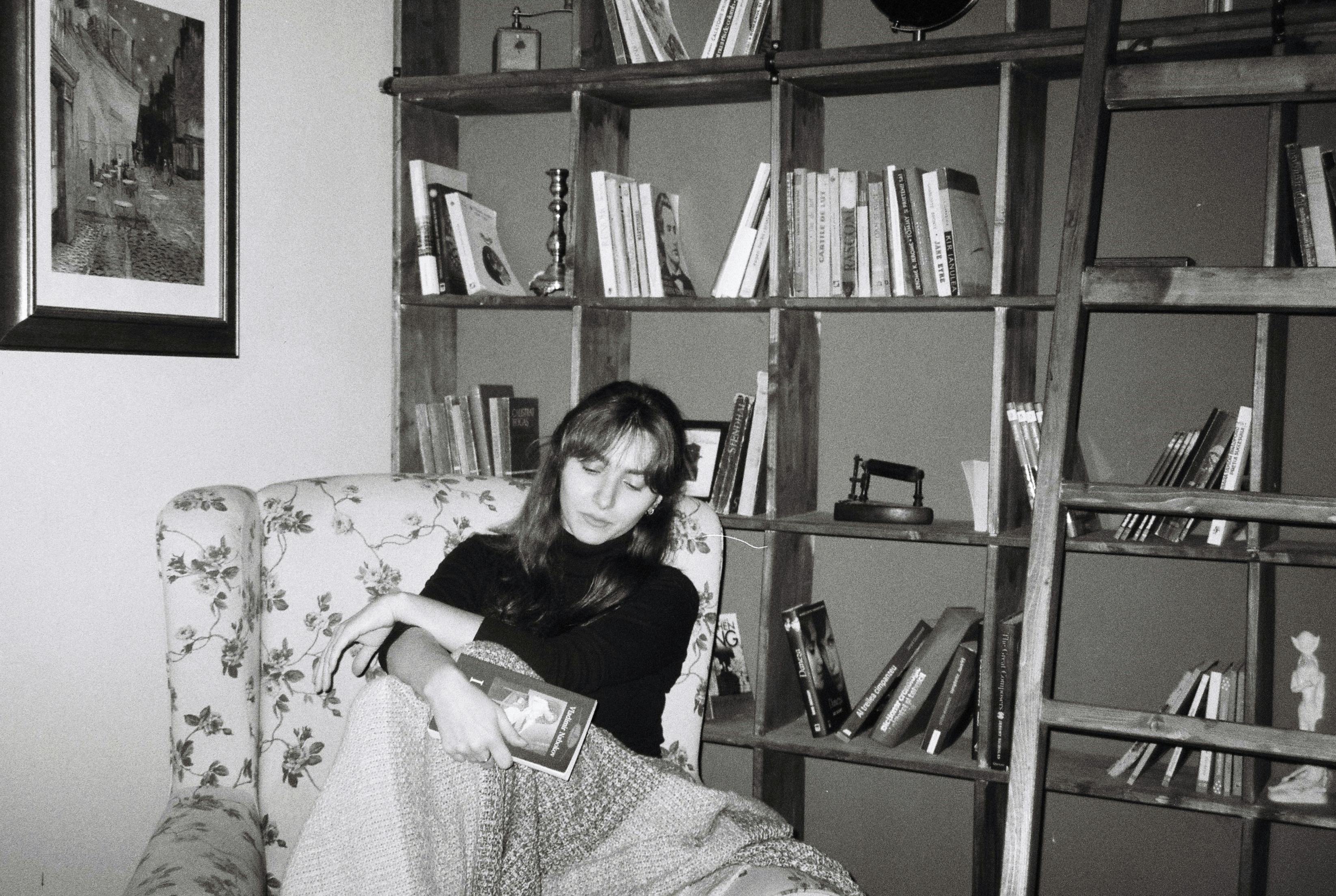 Close-up illustration of a posture-friendly ladder shelf, highlighting ergonomic design for back pain relief