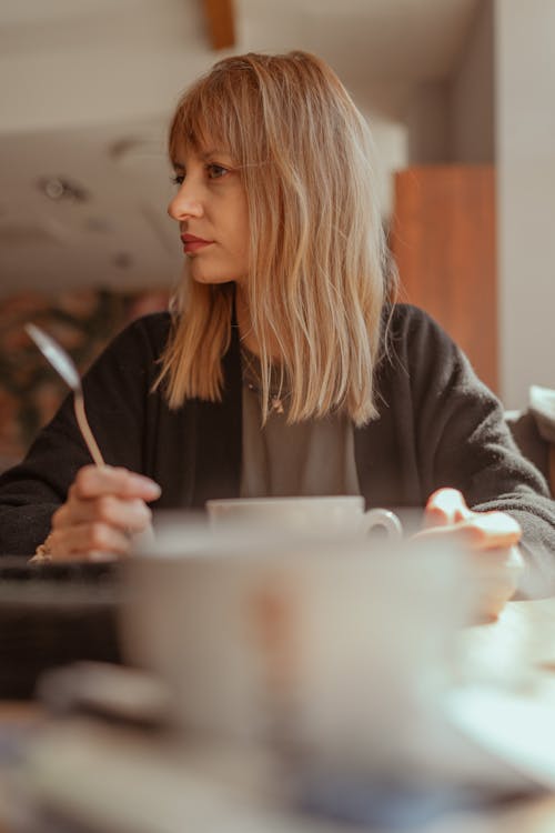 Kostnadsfri bild av blond, bord, kafé