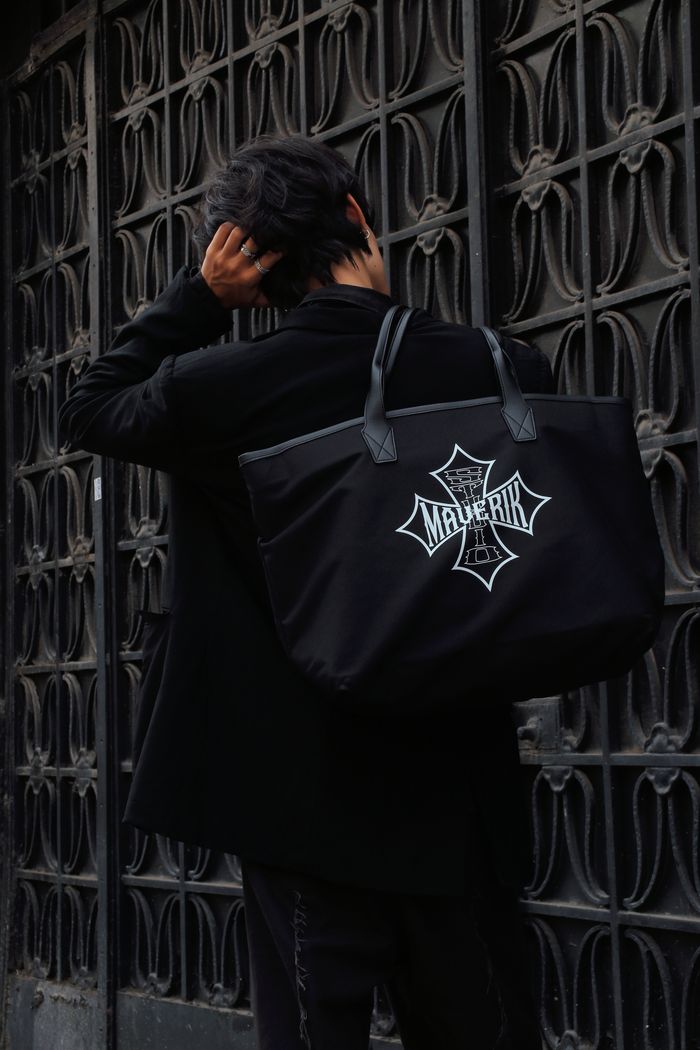 Tote bag kanvas dan kaos sebagai merchandise kreatif