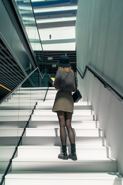 Darmowe zdjęcie z galerii z budynek, kobieta, kroki