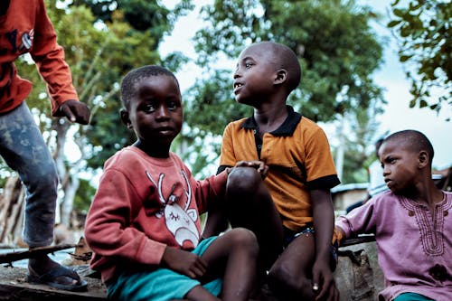 Afrika, afrikalı çocuklar, Arkadaşlar içeren Ücretsiz stok fotoğraf