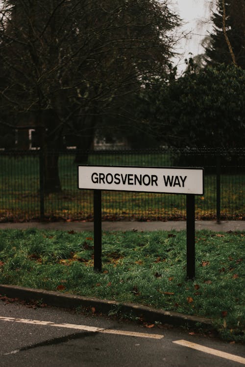 A street sign that says groseman way