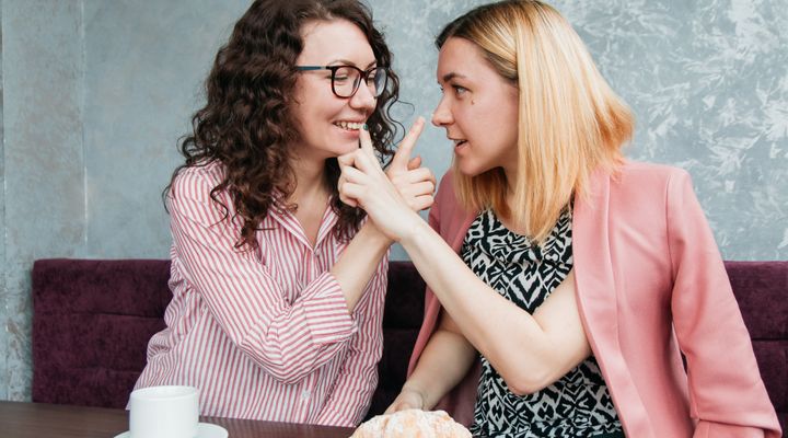 Pourquoi le parrainage entre amis inspire plus confiance que la publicité