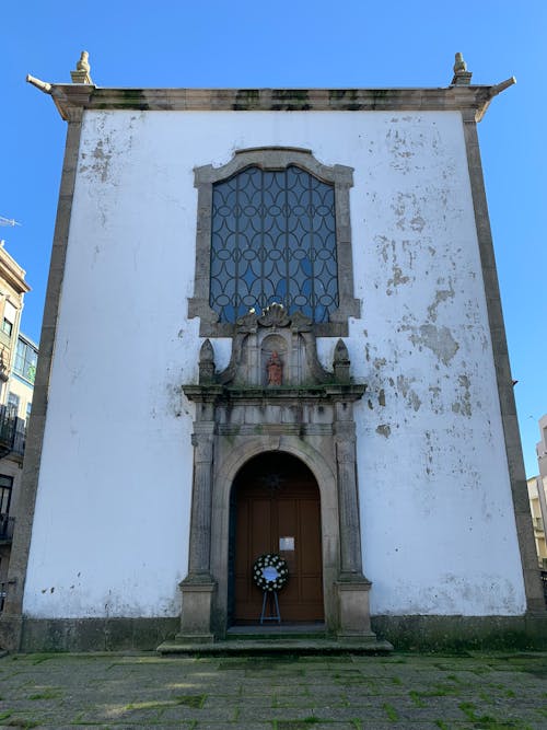 Facade of Capela dos Alfaiates in Porto, Portugal 