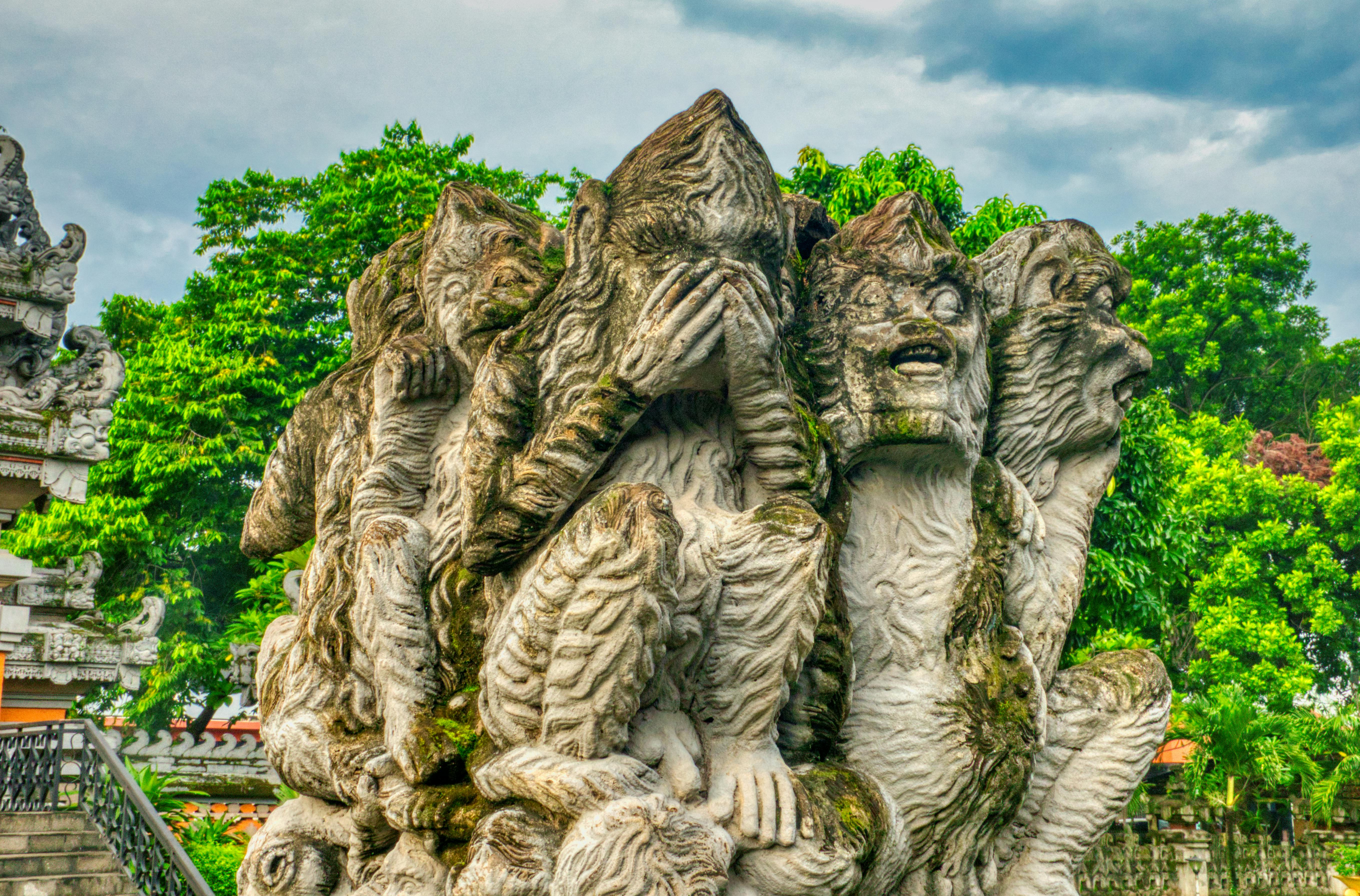 石雕详细描绘了一位印度尼西亚公园里的神话人物