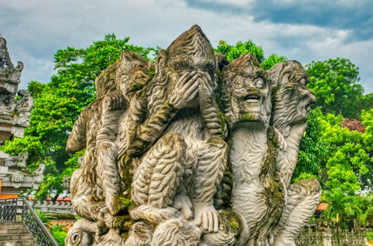 石雕详细描绘了一位印度尼西亚公园里的神话人物