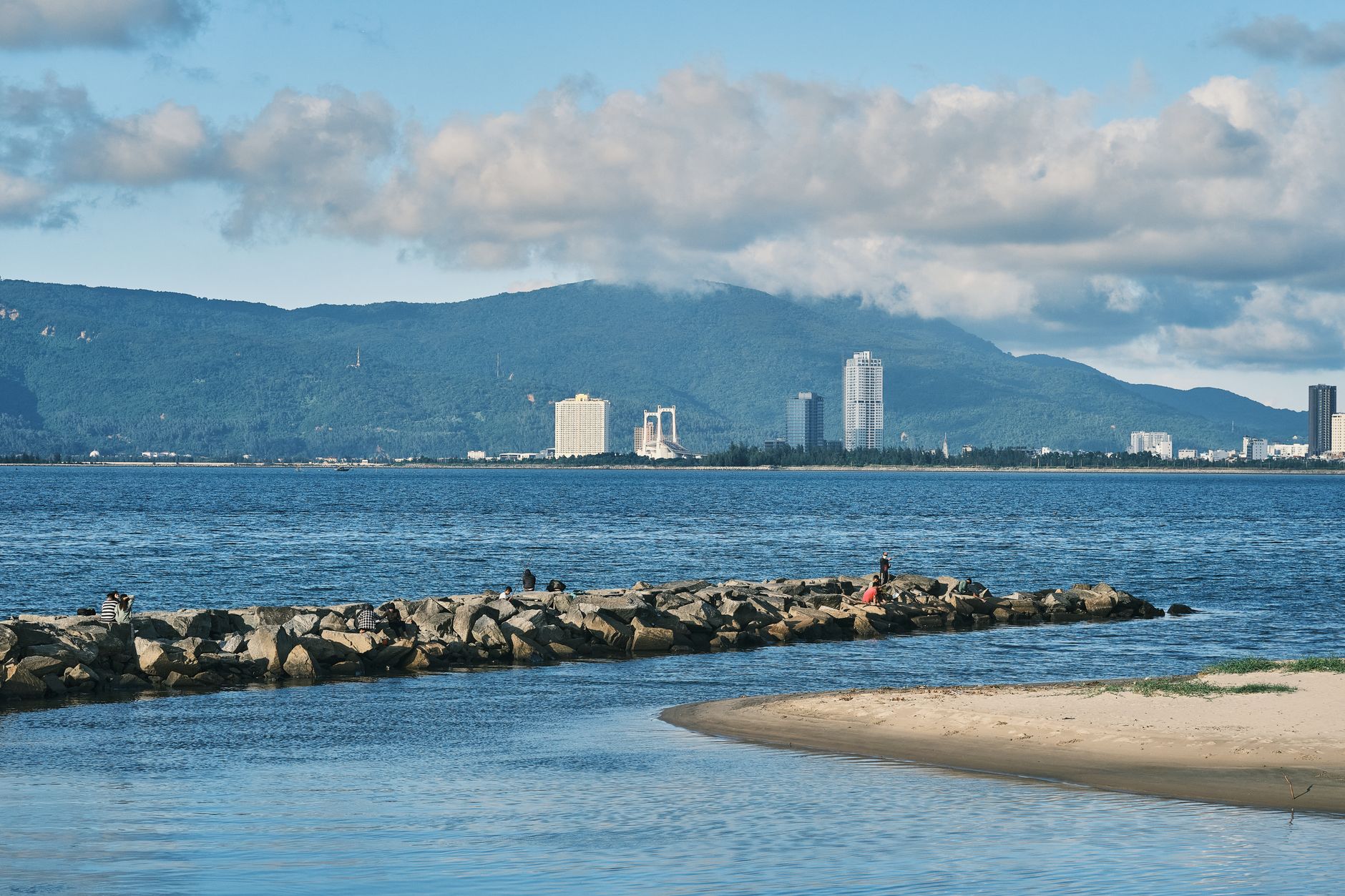 A picturesque view of Đà Nẵng, Vietnam, featuring urban skyline and tranquil Han River.