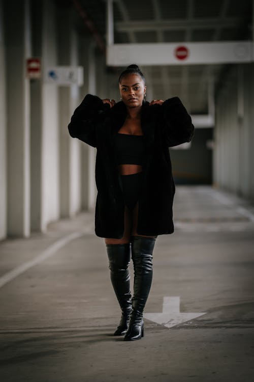 Gratis stockfoto met Afro-Amerikaanse vrouw, donker, donkere jas