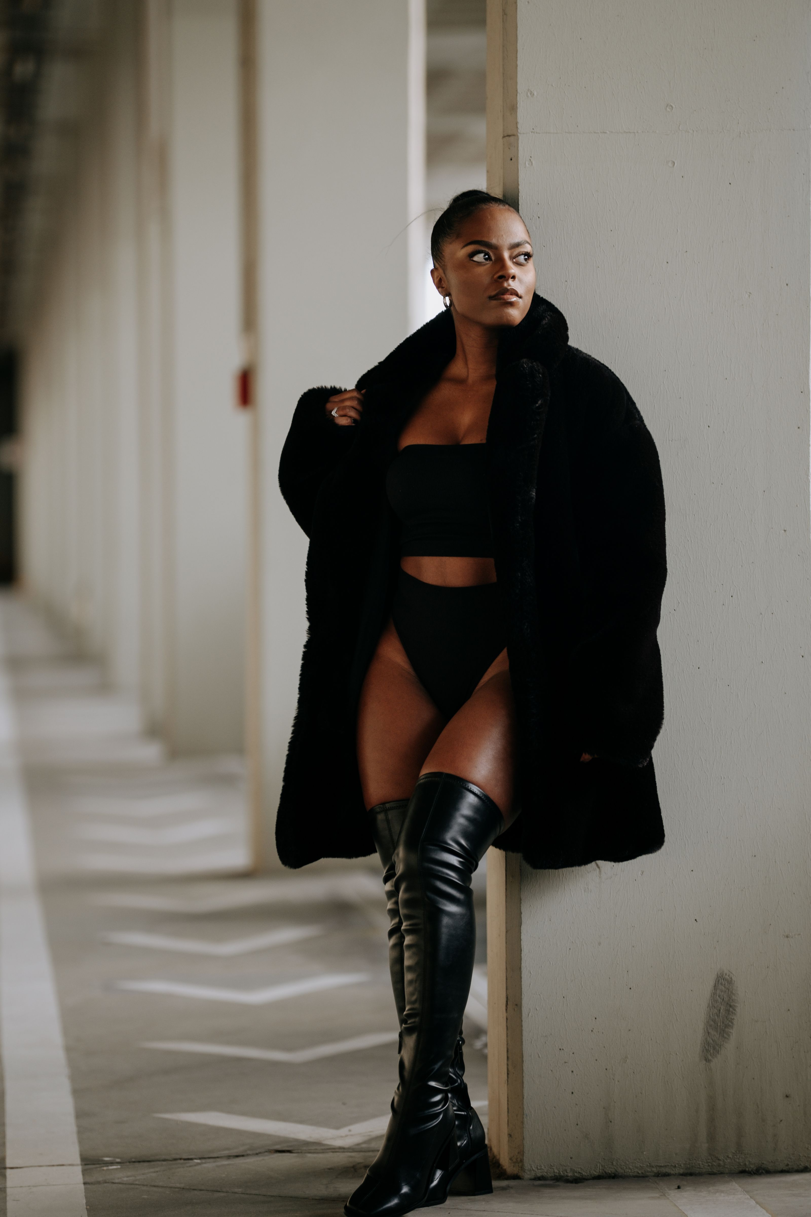 Modelo de alta moda posando em roupa chique dentro de casa, exalando confiança e elegância.
