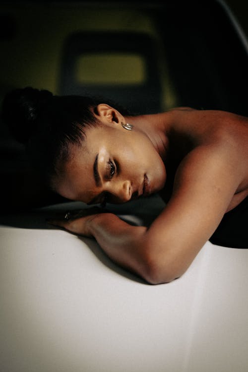 Základová fotografie zdarma na téma černoška, model, opírání