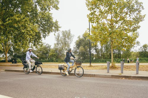 Foto d'estoc gratuïta de anant amb bici, cascos, dona