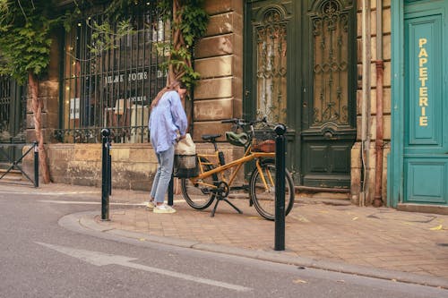 Foto d'estoc gratuïta de bici, camisa, carrer