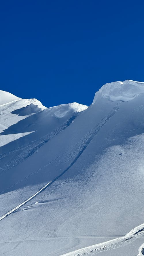 Foto profissional grátis de céu limpo, coberto de neve, montanhas